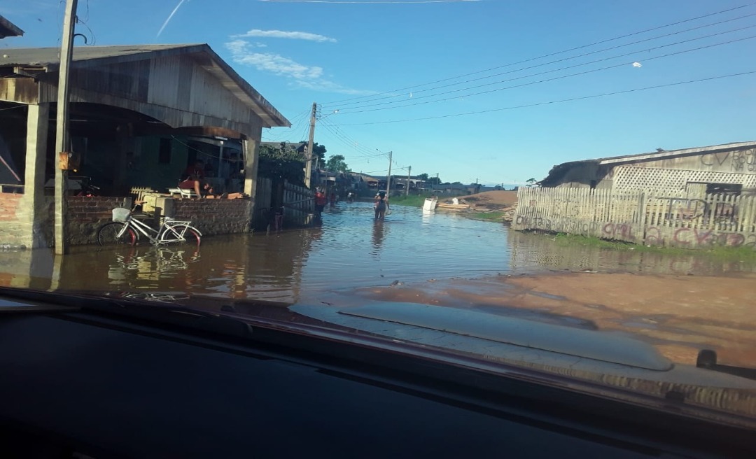 Rio Tarauacá se aproxima dos 10 metros e invade casas e ruas